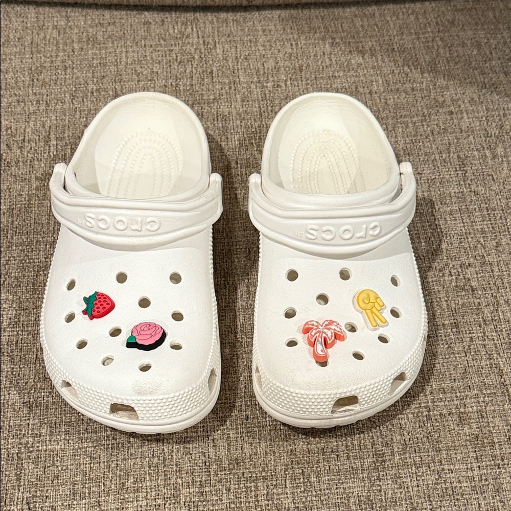 CROCS White Unisex Clogs with Fun Charms Size Mens 4 / Women’s 6